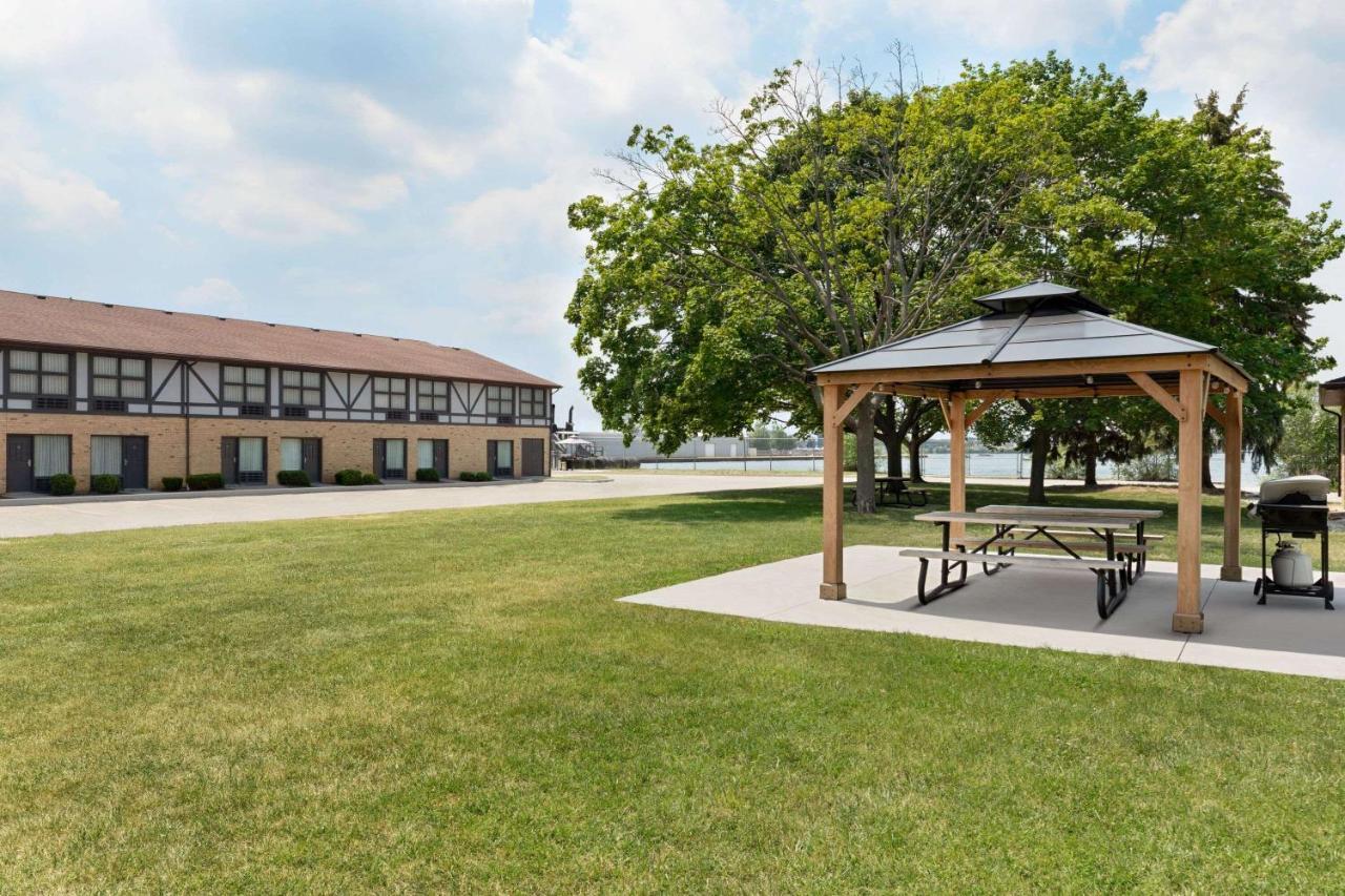 Days Inn By Wyndham Sarnia Harbourfront Exterior photo